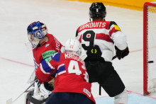 Nórsky brankár Henrik Haukeland (vľavo) inkasuje gól v zápase A-skupiny Nórsko - Rakúsko na MS v ľadovom hokeji 2024 v Prahe. FOTO: TASR/AP