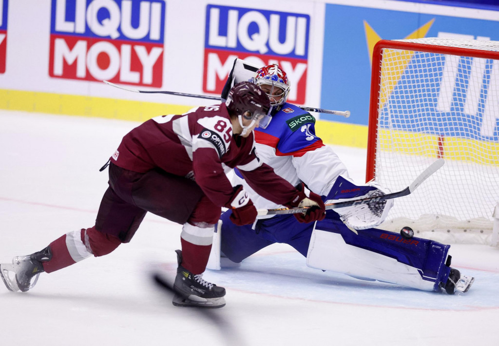 Víťaznú penaltu si pripisuje Lotyš Dans Locmelis v penaltovom rozstrele. FOTO: Reuters