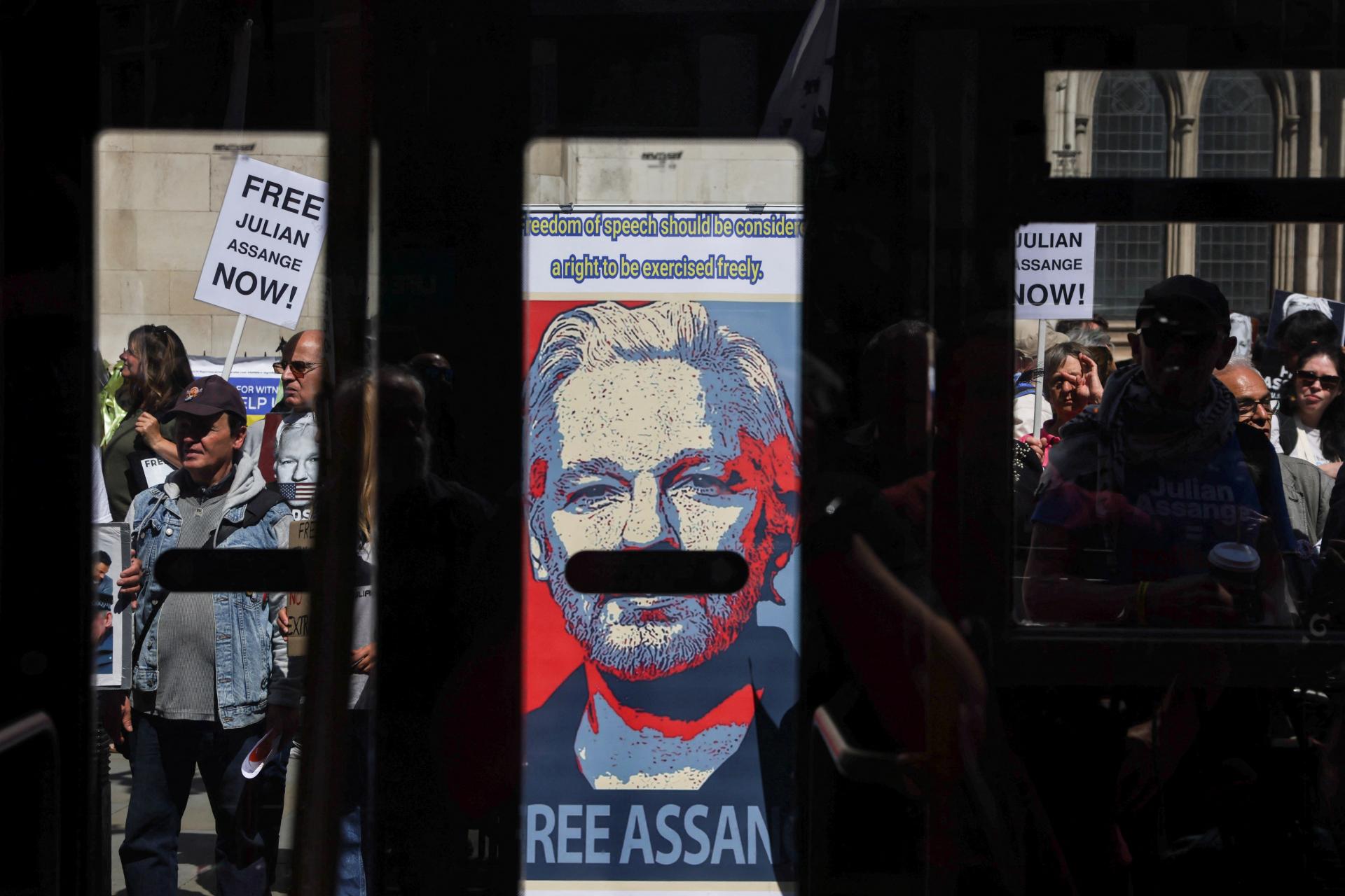 Zakladateľ platformy WikiLeaks sa môže odvolať proti vydaniu do USA, rozhodol súd