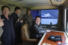 Severokórejský líder Kim Čong-un (vpravo) dohliada na testovacie odpálenie taktickej balistickej rakety. FOTO: TASR/AP