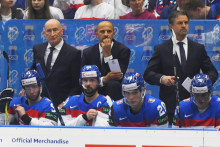 Na snímke vľavo hore tréner Craig Ramsay (Slovensko) v zápase B-skupiny Francúzsko - Slovensko na 87. majstrovstvách sveta v ľadovom hokeji 2024 v Ostrave 18. mája 2024. FOTO TASR - Michal Runák
