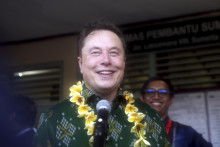 Vyššie zdanenie hrozí aj miliardárovi Elonovi Muskovi. Po ňom mu môže z účtu zmiznúť zopár dolárov a z tváre úsmev. FOTO: TASR/AP