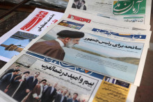 Noviny s obrázkom zosnulého iránskeho prezidenta Ebráhíma Raísího. FOTO: Reuters