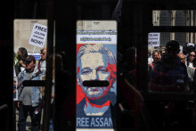 Priaznivci Juliana Assangea protestujú pred Kráľovským súdnym dvorom v deň vypočutia zakladateľa WikiLeaks o vydaní do USA. FOTO: Reuters