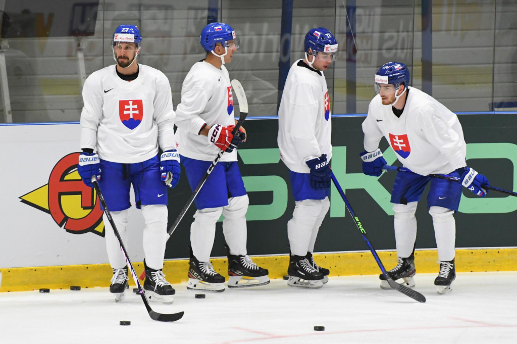 Zľava Marek Hrivík, Martin Fehérváry, Šimon Nemec a Peter Cehlárik počas tréningu slovenskej hokejovej reprezentácie. FOTO: TASR/Michal Runák