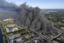 Rozsiahly požiar takmer úplne zničil nákupné centrum 12. mája 2024 v poľskom hlavnom meste Varšava. Zranenia ani obete nehlásili. FOTO: TASR/AP