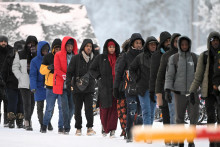 Skupina migrantov prichádza na hraničný priechod Salla v severnom Fínsku 23. novembra 2023. FOTO: Reuters/Lehtikuva