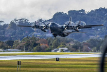 Lietadlo RNZAF Hercules C-130 odlieta z leteckej základne Whenuapai neďaleko Aucklandu na Novom Zélande a smeruje do Noumea v Novej Kaledónii po uviaznutých novozélandských turistov. FOTO: TASR/AP