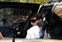 Tom Cruise drží v náručí prvorodenú dcéru Suri v roku 2008.