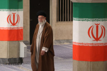 Dôležitým pešiakom v hre môže byť päťdesiatštyriročný Modžtaba Chameneí. Na snímke je jeho otec a najvyšší iránsky vodca ajatolláh Alí Chameneí počas druhého kola májových parlamentných volieb v Teheráne. FOTO: Reuters