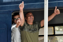 Dvaja z obvinených  po tom, čo boli v meste Kalamata zrušené obvinenia voči deviatim egyptským mužom obvineným z nešťastia lode s migrantmi pri Grécku. FOTO: Reuters