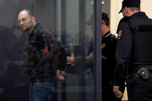 Policajt nasadil putá väznenému predstaviteľovi ruskej opozície Vladimirovi Kara-Murzovi počas súdneho pojednávania. FOTO: Reutets