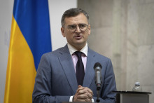 Ukrajinský minister zahraničných vecí Dmytro Kuleba počas spoločnej tlačovej konferencie so svojou nemeckou rezortnou kolegyňou Annalenou Baerbockovou. FOTO: TASR/AP