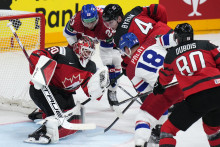 Kanadský brankár Jordan Binnington bráni v zápase A-skupiny Česko - Kanada na MS v ľadovom hokeji 2024 v Prahe. FOTO: TASR/AP