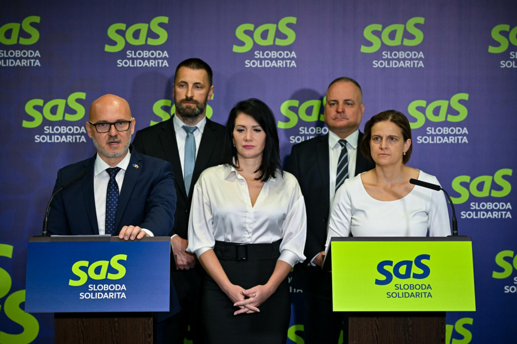 Na sn?mke z?ava predseda strany Sloboda a Solidarita (SaS) Branislav Gr?hling, podpredseda strany SaS Mari?n Viskupi?, podpredsedky?a strany SaS Jana Bitt? Cig?nikov?, podpredseda strany SaS Juraj Droba, podpredsedky?a strany SaS M?ria Kol?kov? po?as tla?ovej konferencie strany k predstaveniu nov?ch podpredsedov vo ?tvrtok 11. apr?la 2024 v Bratislave. FOTO TASR - Pavol Zachar FOTO: Pavol Zachar