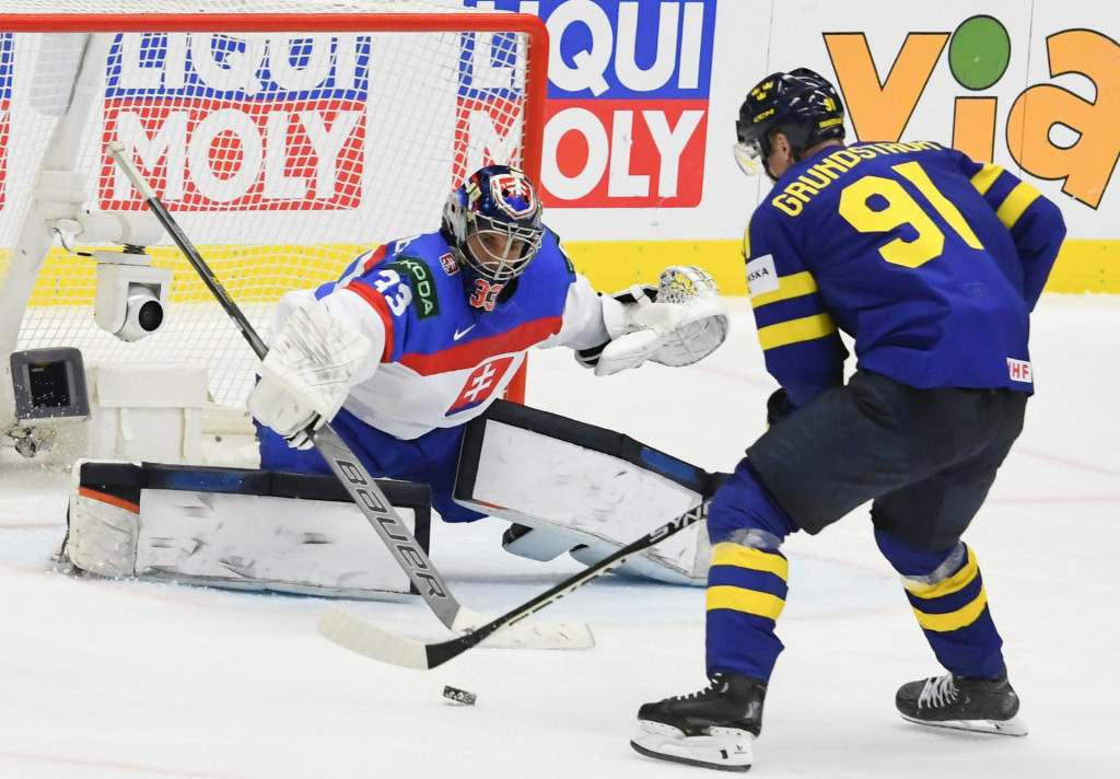 Brankár Stanislav Škorvánek a Carl Grundström v zápase základnej B-skupiny Švédsko - Slovensko na 87. majstrovstvách sveta v ľadovom hokeji v Ostrave. FOTO: TASR/Michal Runák