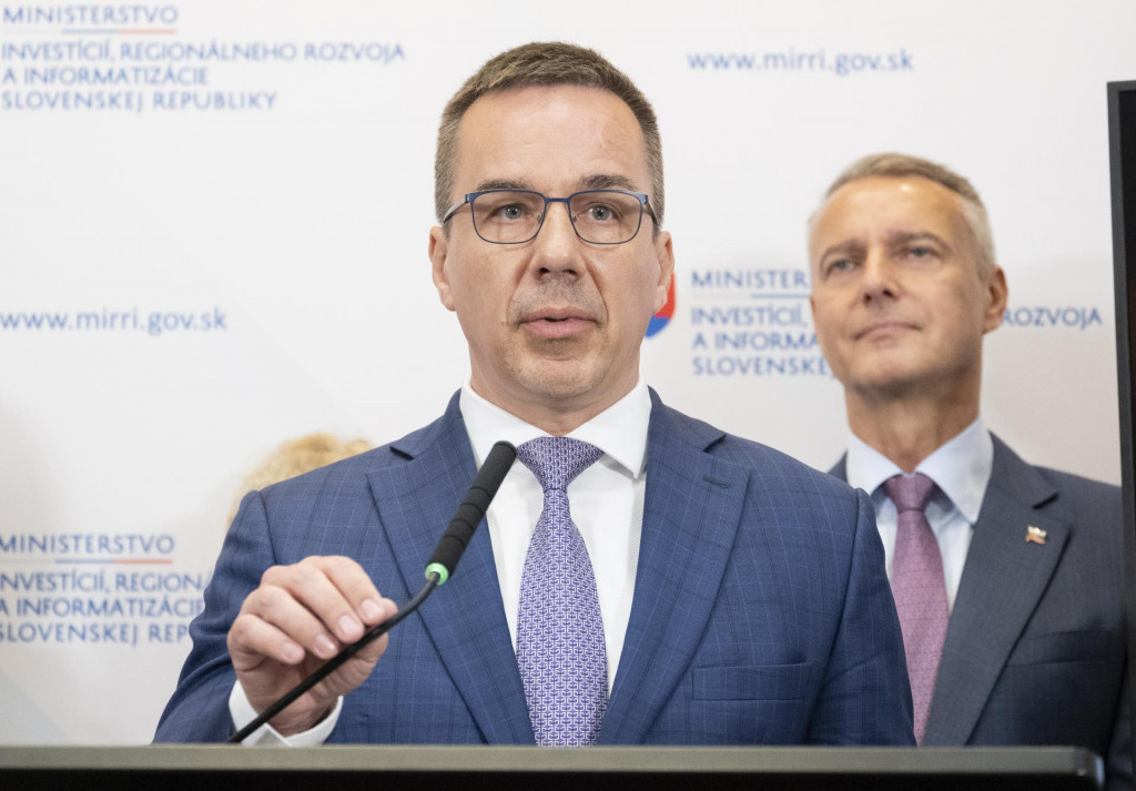 Minister práce Erik Tomáš sa pochválil najnižšou mierou nezamestnanosti v histórii Slovenska. FOTO:TASR/M. Baumann