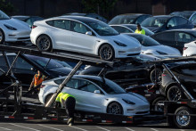 Elektromobily Tesla Model 3. FOTO: REUTERS