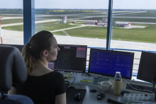 Riadenie letovej prevádzky v letiskovej veži. FOTO: TASR/Jaroslav Novák