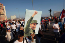 Myšlienku zdaňovania finančných transakcií priniesol v roku 2001 vtedajší kubánsky prezident Fidel Castro, ktorého podobizeň niesli jeho stúpenci počas prvomájovej manifestácie. FOTO: Reuters
