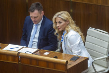 Minister životného prostredia Tomáš Taraba (nominant SNS) a ministerka kultúry Martina Šimkovičová. FOTO: TASR/Jakub Kotian