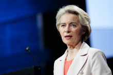 Predsedníčka Európskej komisie (EK) Ursula von der Leyenová počas prejavu na demokratickom samite v Kodani. FOTO: TASR/AP