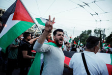 Palestínčania a propalestínski priaznivci kričia pred izraelským veľvyslanectvom počas protestu solidarity s Palestínou. FOTO: Reuters