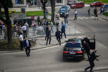 Príslušníci bezpečnostnej služby presúvajú slovenského premiéra Roberta Fica do auta po tom, čo bol postrelený po zasadnutí vlády v Handlovej. FOTO: Reuters