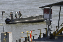 Záchranári na člne pátrajú po obetiach nehody lodí v severnej časti Budapešti. FOTO: TASR/DUNA/MTI/Peter Lakatos