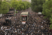 Ľudia sa zhromažďujú okolo nákladného auta vezúcom rakvu s telesnými pozostatkami zosnulého iránskeho prezidenta Ebráhíma Raísího a jeho spolupracovníkov, ktorí v nedeľu zahynuli pri havárii vrtuľníka. FOTO: TASR/AP