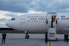 Francúzsky prezident Emmanuel Macron nastupuje do svojho prezidentského lietadla, aby odcestoval na tichomorské súostrovie Nová Kaledónia. FOTO: Reuters