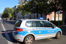 Polícia zaisťuje oblasť po tom, čo boli na synagógu a vzdelávacie centrum v Berlíne vhodené dva zápalné fľaše. FOTO: Reuters