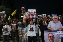 Ľudia sa zúčastňujú protestu požadujúceho okamžité prepustenie rukojemníkov.  FOTO: Reuters
