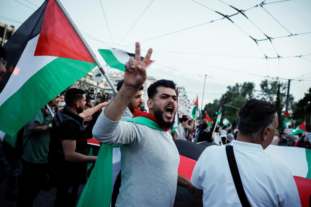 Palestínčania a propalestínski priaznivci kričia pred izraelským veľvyslanectvom počas protestu solidarity s Palestínou. FOTO: Reuters