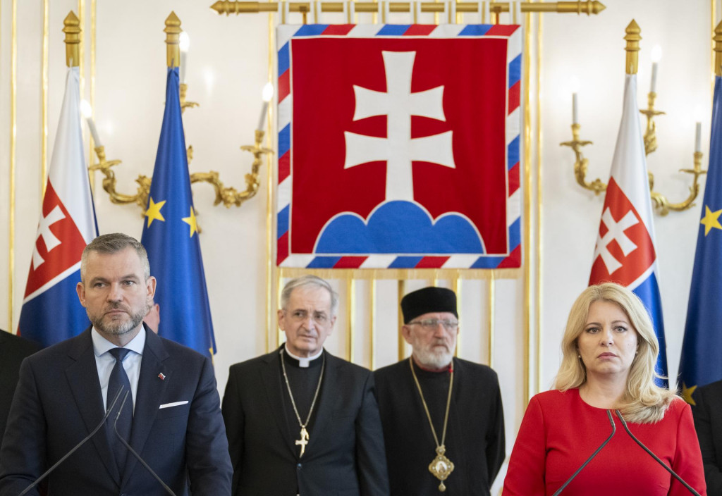 Na sn&iacute;mke prezidentka Zuzana Čaputov&aacute; (vpravo) a zvolen&yacute; prezident Peter Pellegrini (vľavo) počas tlačovej konferencie po stretnut&iacute; so z&aacute;stupcami cirkv&iacute; a n&aacute;božensk&yacute;ch spoločenstiev, druh&yacute; vľavo v pozad&iacute; r&iacute;mskokatol&iacute;cky arcibiskup metropolita Bratislavskej arcidiec&eacute;zy Stanislav Zvolensk&yacute; a v pozad&iacute; vpravo gr&eacute;ckokatol&iacute;cky biskup, prv&yacute; bratislavsk&yacute; eparcha Peter Rusn&aacute;k, v Prezidentskom pal&aacute;ci v stredu 22. m&aacute;ja 2024. Cieľom stretnutia bolo prispieť k upokojeniu spoločenskej atmosf&eacute;ry po minulot&yacute;ždňovom &uacute;toku na premi&eacute;ra Roberta Fica (Smer-SD). FOTO TASR - Martin Baumann FOTO: Martin Baumann