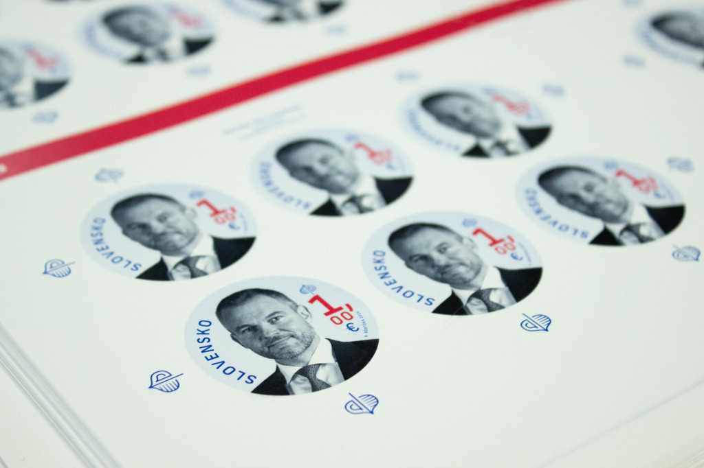 Hárok s prezidentskými známkami zvoleného slovenského prezidenta Petra Pellegriniho. FOTO: TASR/Barbora Vizváryová