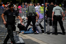 Juraja Cintulu okamžite po atentáte na premiéra Roberta Fica prítomné bezpečnostné zložky spacifikovali. FOTO: Reuters