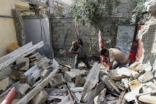 Palestínčania kontrolujú miesto izraelského útoku na dom v Rafahu v južnom pásme Gazy. FOTO: Reuters