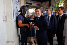Francúzsky prezident Emmanuel Macron prichádza na centrálnu policajnú stanicu v Noumea, na tichomorskom území Francúzska v Novej Kaledónii. FOTO: Reuters