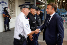 Francúzsky prezident Emmanuel Macron navštívil centrálnu policajnú stanicu v meste Noumea, na tichomorskom území Francúzska v Novej Kaledónii. FOTO: REUTERS