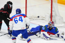 Kanadský hokejista Jared McCann strieľa úvodný gól počas štvrťfinálového zápasu Kanada - Slovensko. FOTO: TASR/AP

