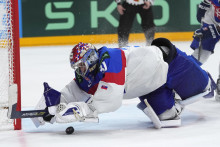 Slovenský brankár Samuel Hlavaj chytá puk počas štvrťfinálového zápasu Kanada - Slovensko na 87. majstrovstvách sveta v ľadovom hokeji v Prahe. FOTO: TASR/AP