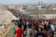 Palestínčania sa zhromažďujú v nádeji, že získajú pomoc dodanú do Gazy cez mólo postavené v USA. FOTO: Reuters