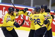 Švéd Joel Eriksson sa teší zo strelenia druhého gólu so spoluhráčmi na víťazstvo v zápase. FOTO: Reuters