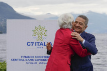 Šéfka Európskej centrálnej banky (ECB) Christine Lagardová (vľavo) a guvernér talianskej centrálnej banky Fabio Panetta sa objímajú na stretnutí skupiny G7, siedmich najvyspelejších ekonomík sveta, v Strese v severnom Taliansku. FOTO: TASR/AP