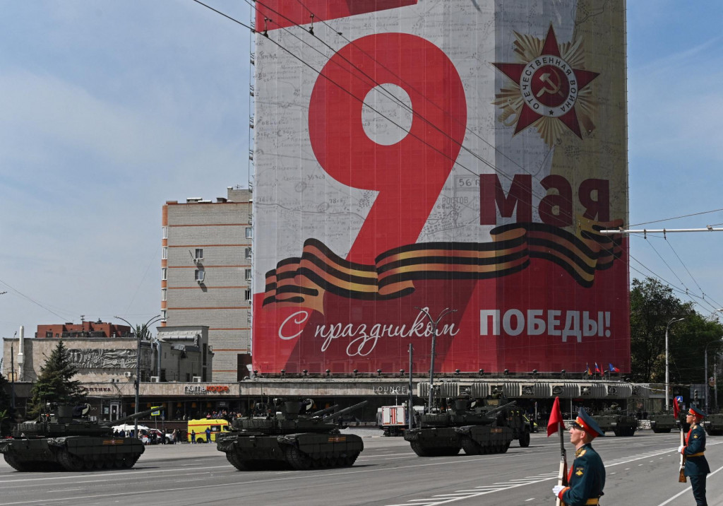Tanky počas vojenského sprievodu v Rostove nad Donom. FOTO: REUTERS