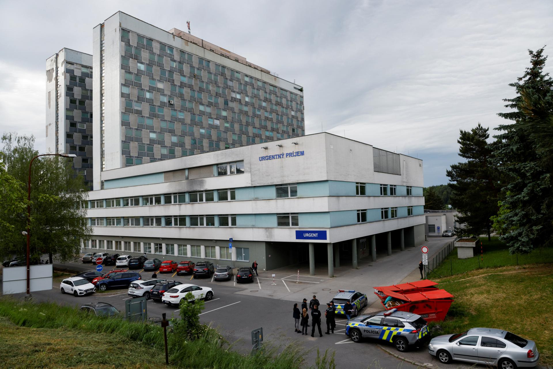 Zdravotný stav Fica je stabilizovaný s miernym zlepšením, informovala nemocnica