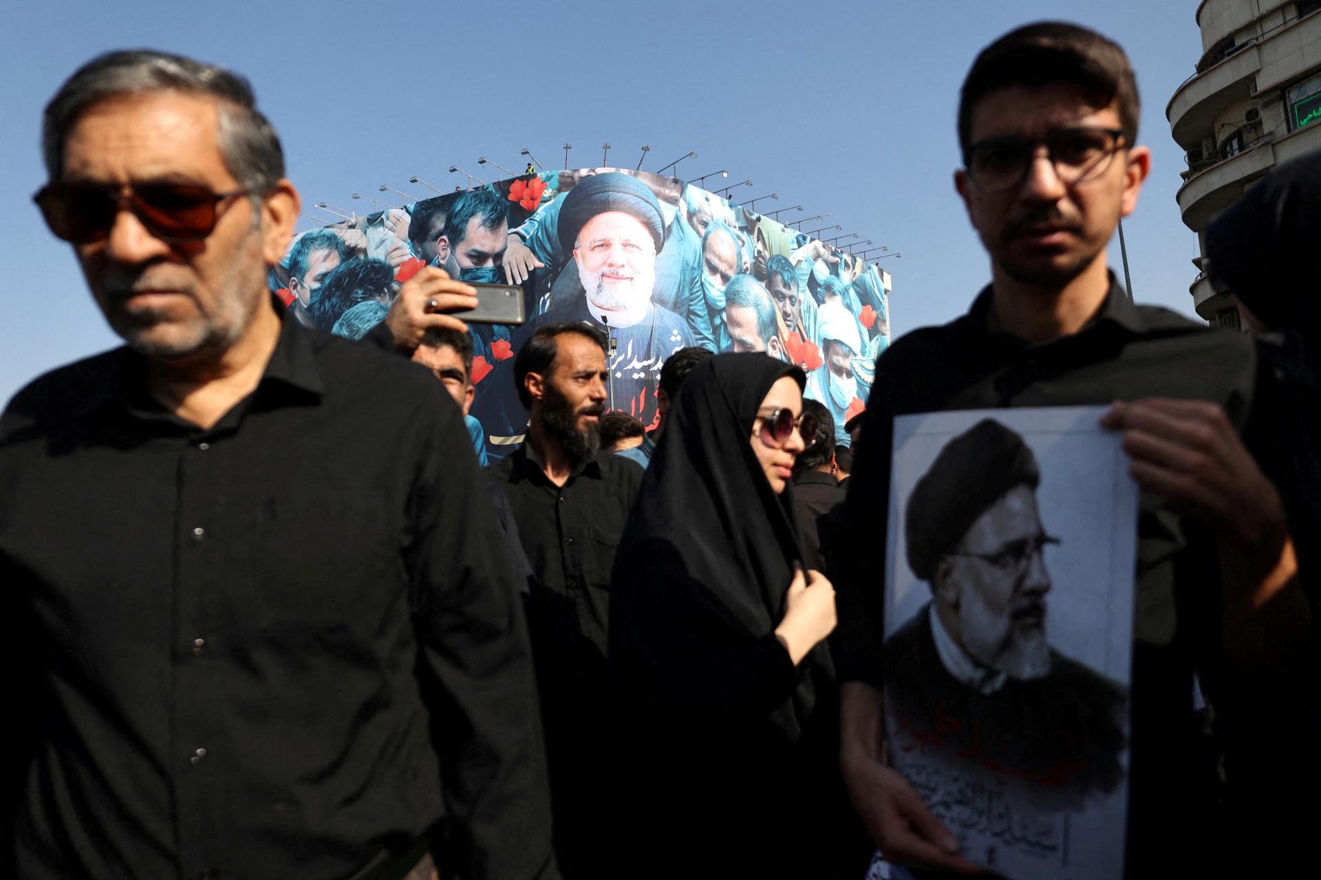 Vrtuľník sa vznietil po náraze. Pri vyšetrovaní havárie iránskeho prezidenta nenašli nič podozrivé