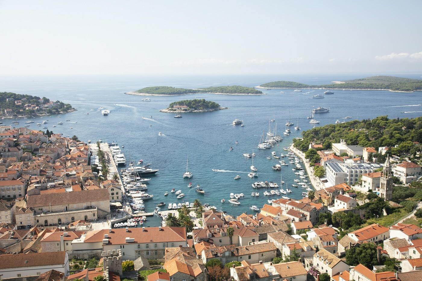 Katastrofa na Jadrane: Lode zmenili chorvátske pláže na septik. Poobede je všetko hnedé, hovorí miestny