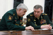 Náčelník generálneho štábu Valerij Gerasimov a veliteľ jednotiek Moskovského vojenského okruhu Sergej Kuzovlev. FOTO: Reuters